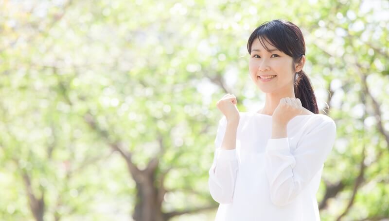ガッツポーズをする女性