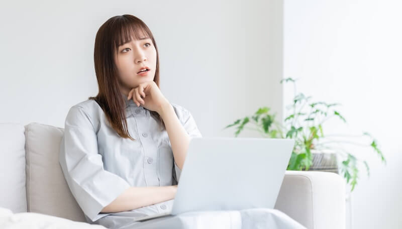 考える