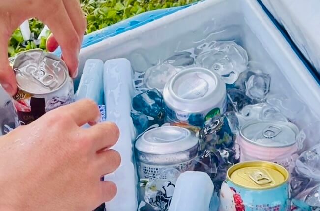 クーラーボックスに入ったドリンク
