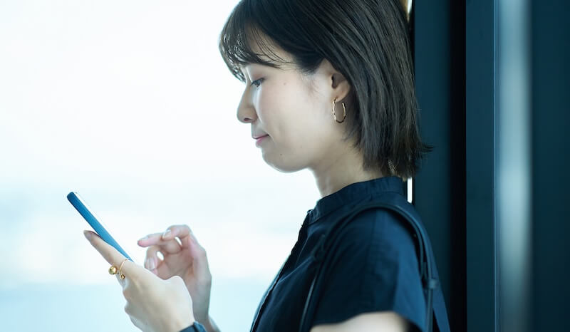スマートフォンを手にする若い女性