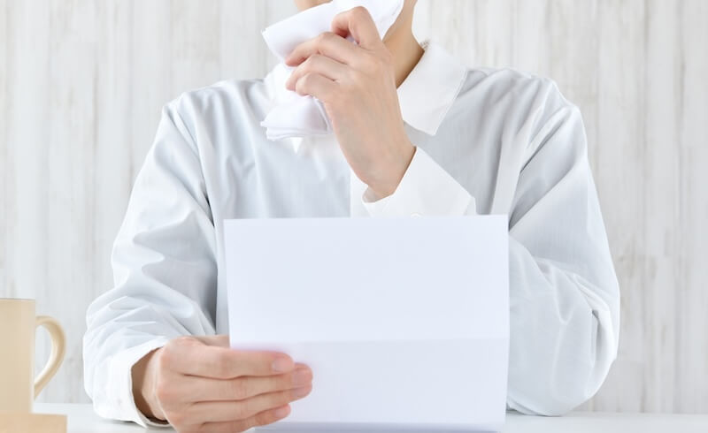 手紙を読んで泣く女性