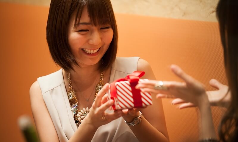 喜ぶ女性