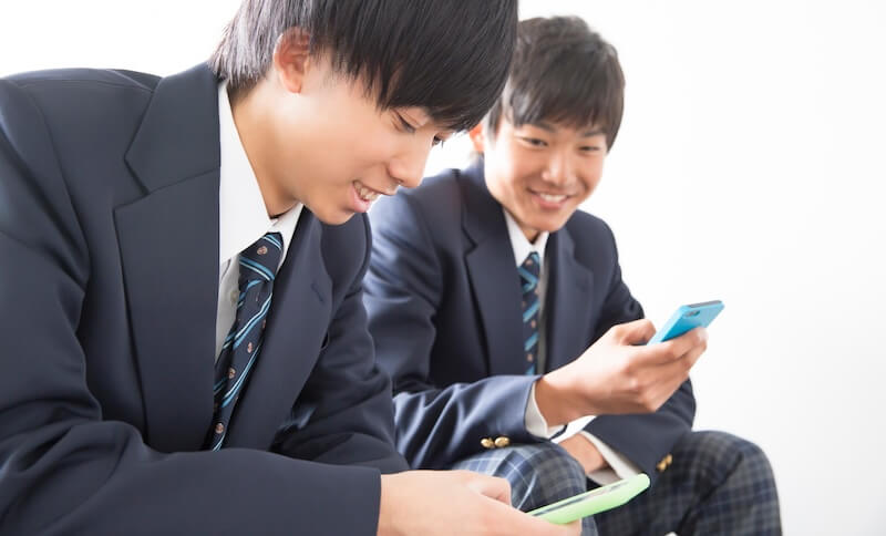 談笑する男子高校生