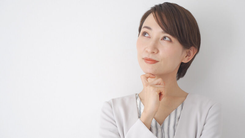 考える
